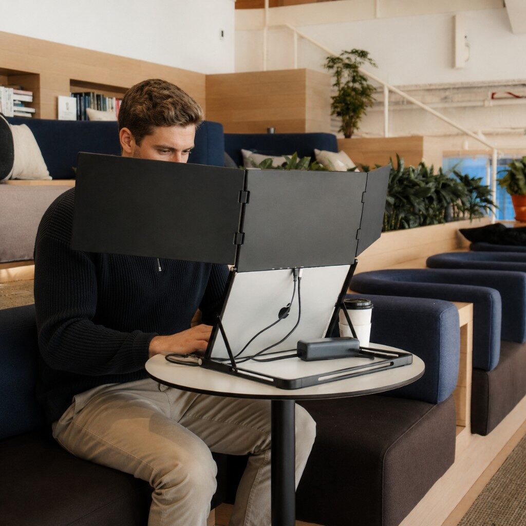 Working at a lounge table with Horizon 3